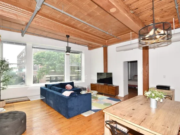 385 Worthington St #2F, Springfield, MA 01103