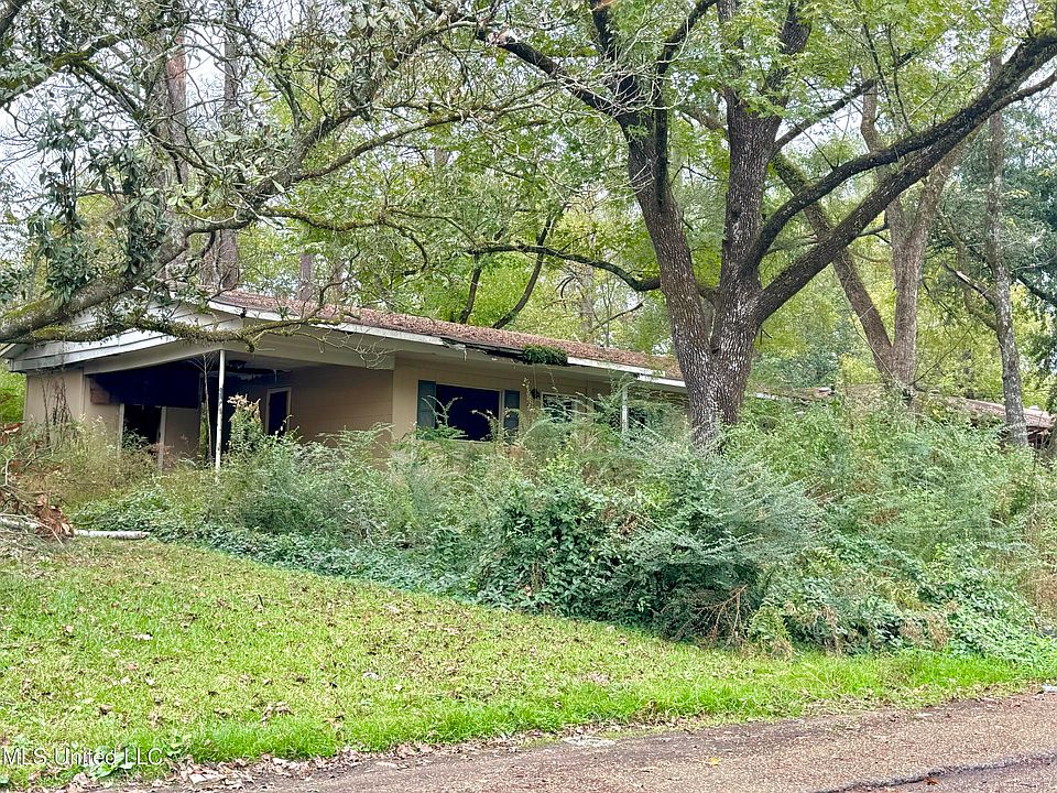 1st image of 2725 Charleston Dr