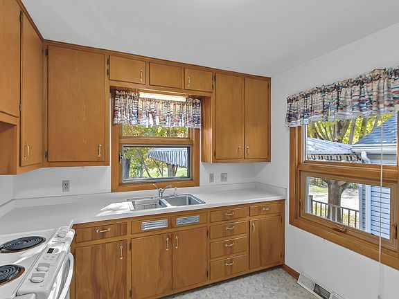 4th image of 722 8th St
