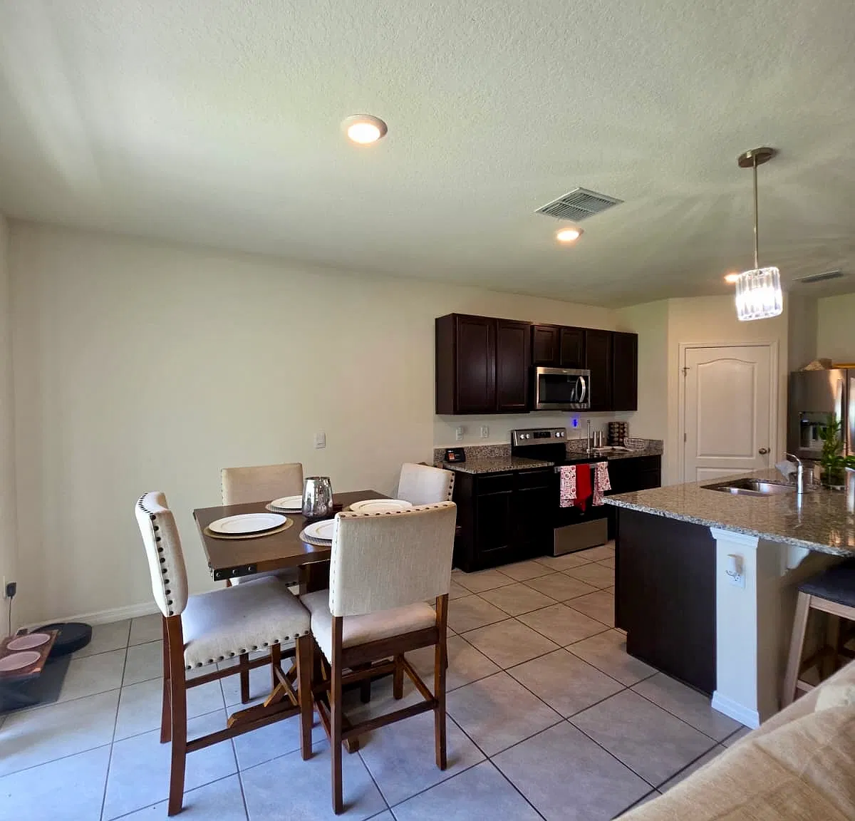 5 bed, 2000 sqft, $2,500 — Photo 2