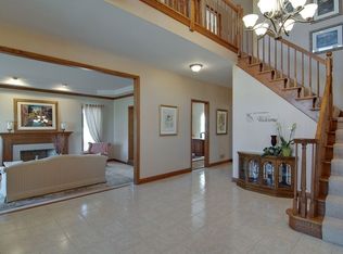 22 Wedgewood Dr, Hawthorn Woods, IL 60047