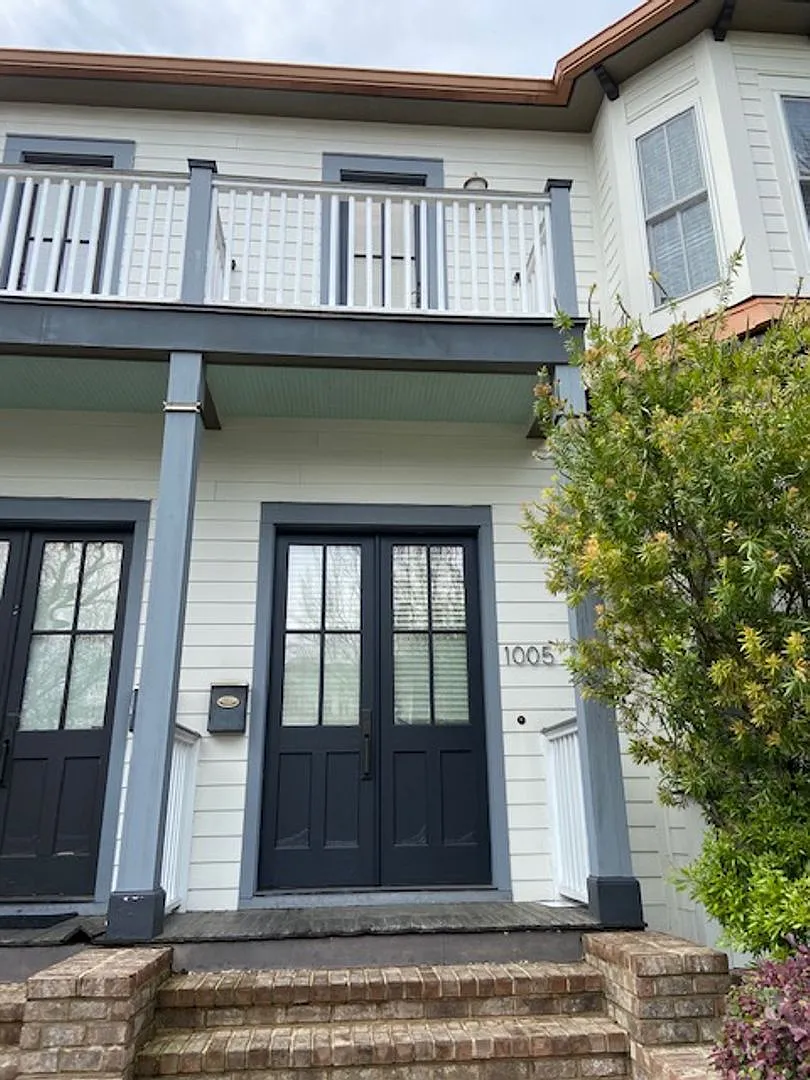 Luxury Townhome in the Heart of Downtown with Private Parking — Photo 2