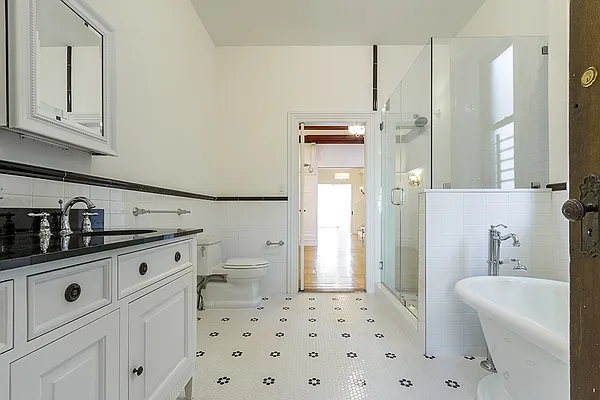 Rented by Dixon Advisory USA Inc. | media 134