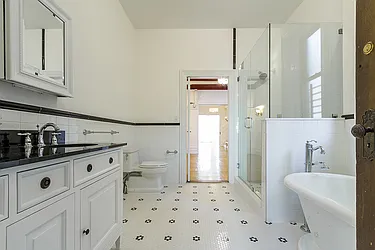 Rented by Dixon Advisory USA Inc.