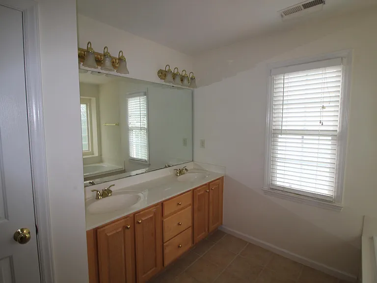 304 Peachtree Point Ct — Photo 12