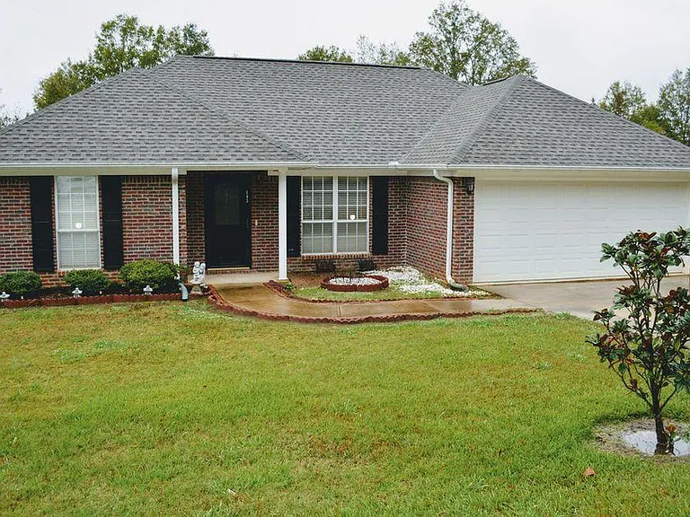 143 Simmons Dr — Photo 1