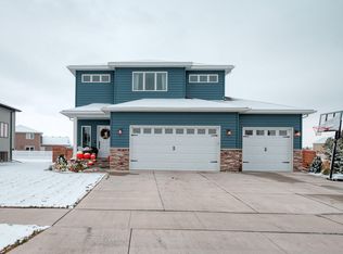 5508 Cottonwood St, Grand Forks, ND 58201