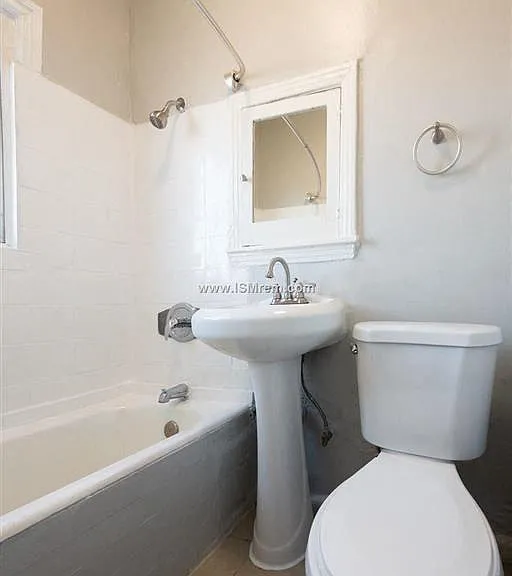 43rd Place Apartments — Photo 3
