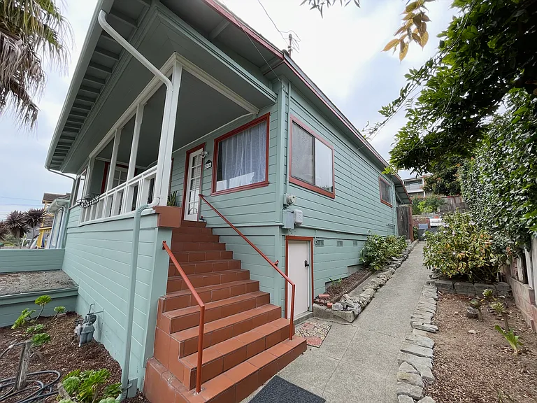 249 Hawthorne St — Photo 3