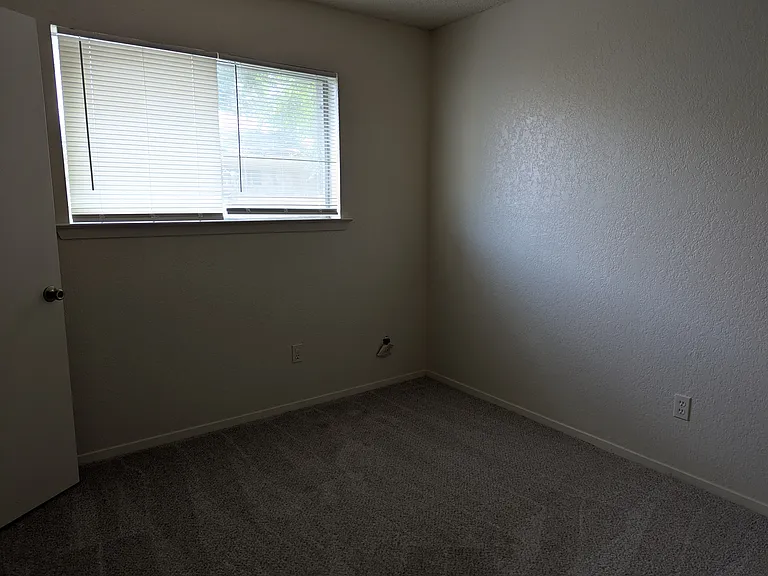514 Claire Ct — Photo 4