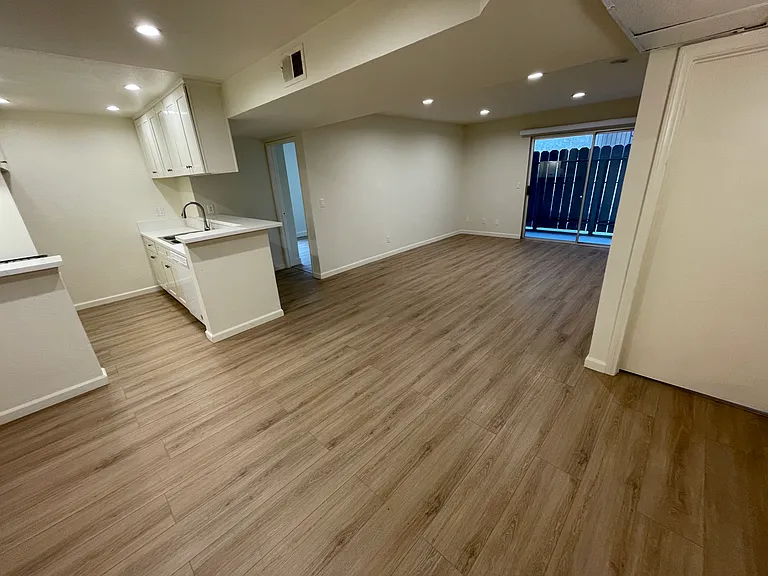 1051 Justin Ave — Photo 11