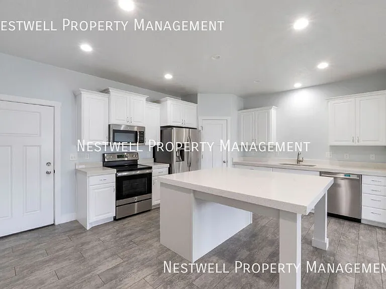 3596 E Ruby Ln — Photo 2