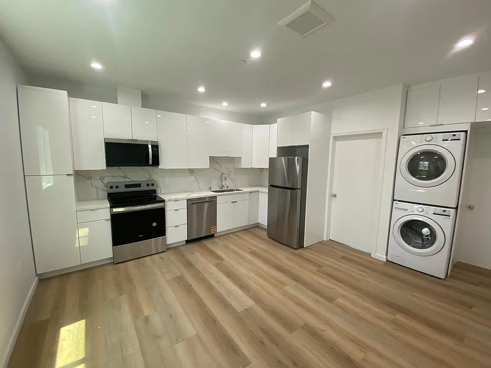 709 E Magnolia Blvd #207