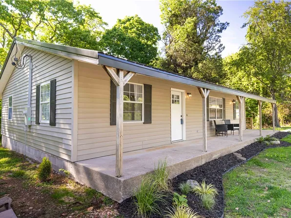 725 8th Ave NE, Gravette, AR 72736