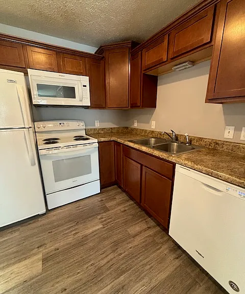 911 N Riverside Dr #7 — Photo 2