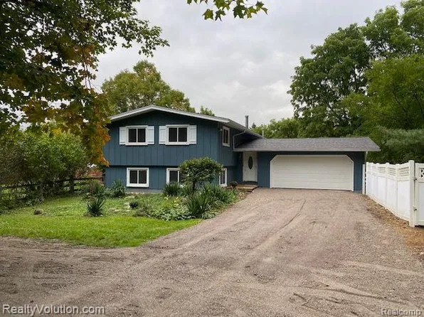 2611 Miller Rd, Metamora, MI 48455