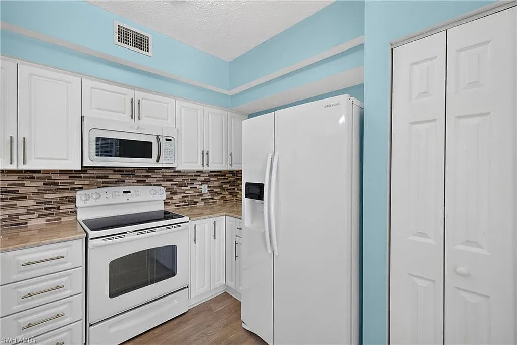 2 bed, 2.0 bath, 1059 sqft, $2,200 — Photo 4