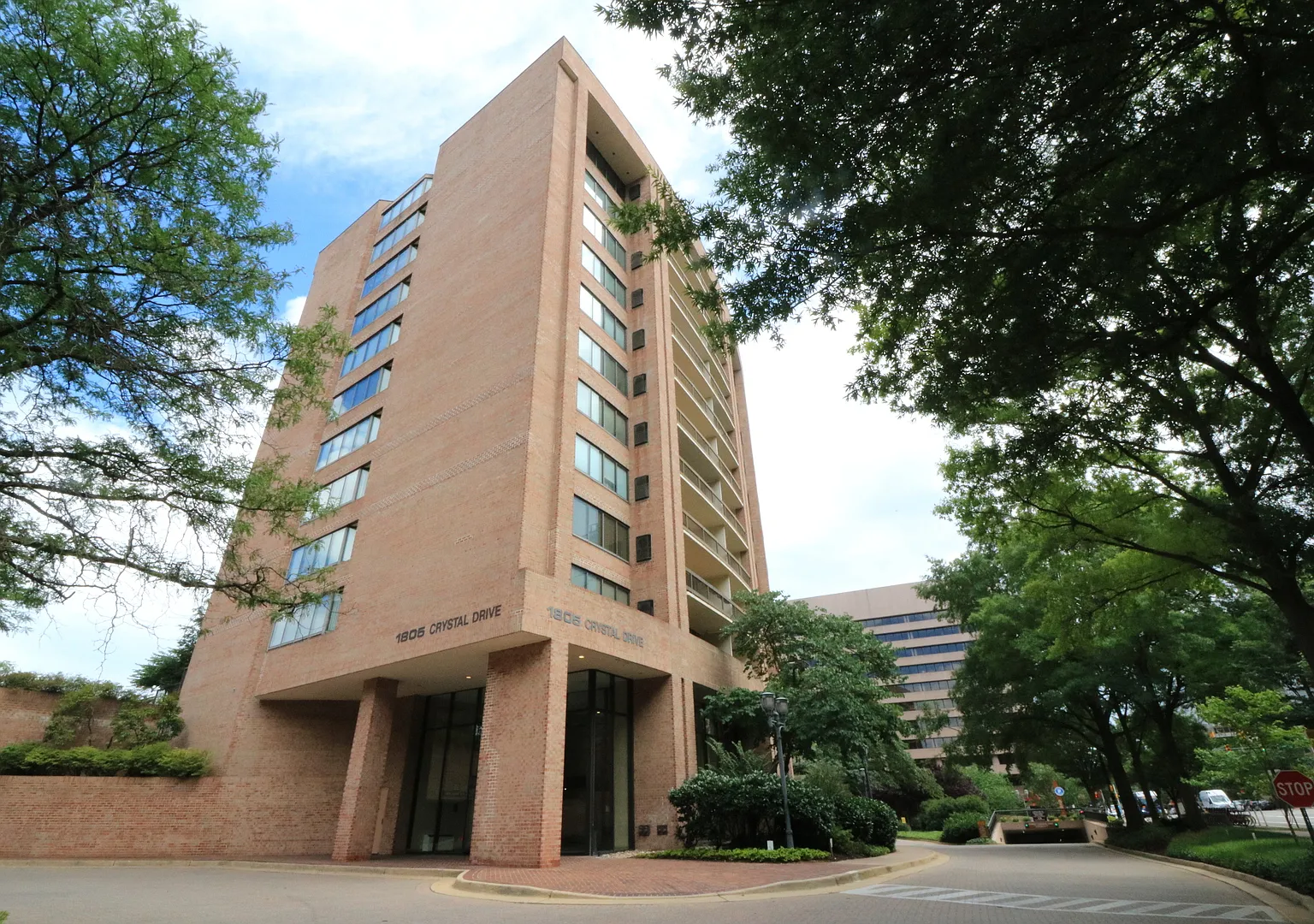 Classy 1/1 Convenience in Crystal City — Photo 4