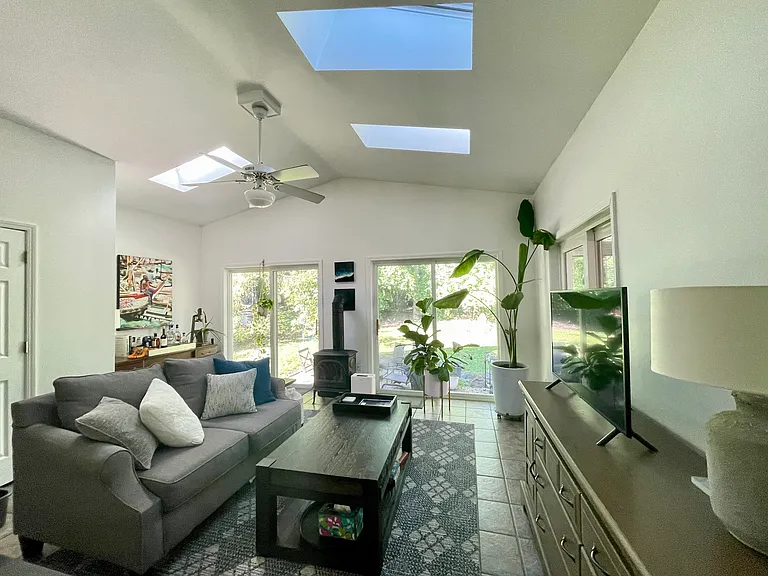 1546 Westmoreland Ave — Photo 4