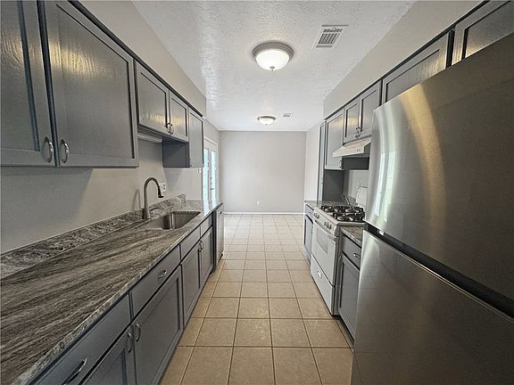 2nd image of 902 San Saba Dr