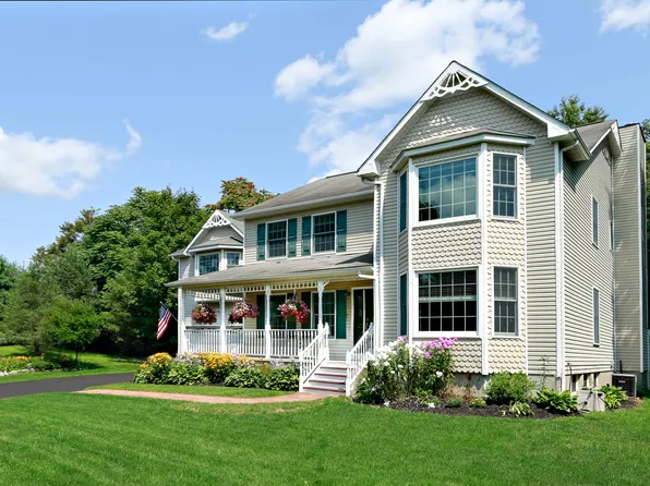 16 Grace Ln, Pleasant Valley, NY 12569