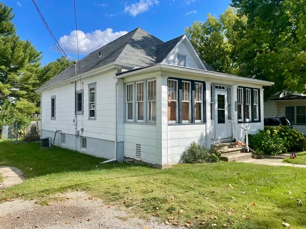 1407 Pulaski St, Peru, IL 61354