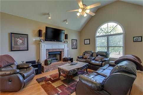 3rd image of 3219 Carlyle Ct