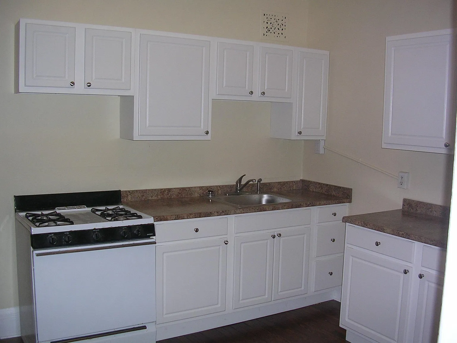 1 bed, 900 sqft, $1,350 — Photo 2