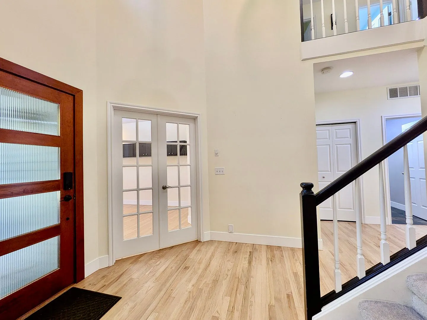Quiet Nature Retreat in Lake Oswego with Soaring Ceilings & Year-Round Sunroom! — Photo 4