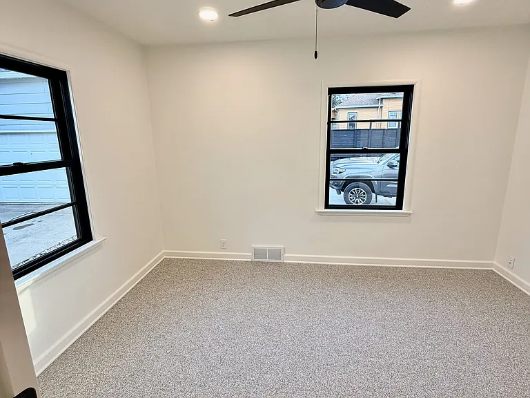 1015 W 9th St #3 — Photo 9