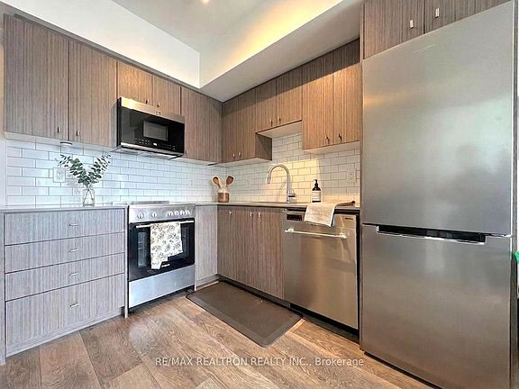 4th image of 15 Wellington St S Unit 808