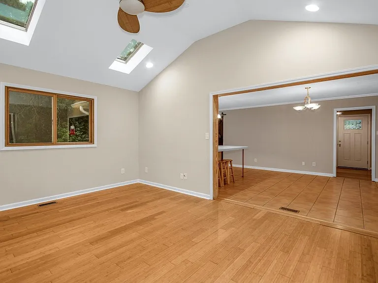 106 Bennington Dr — Photo 7