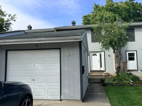 219 Pinewood Ln, Bloomingdale, IL 60108
