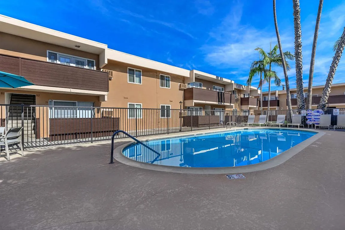 Dorado Plaza Apartments — Photo 2