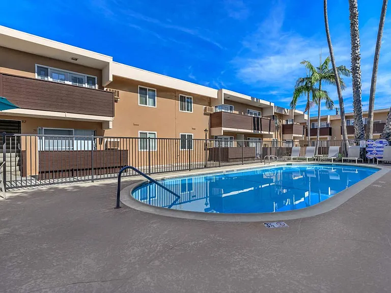 Dorado Plaza Apartments — Photo 2