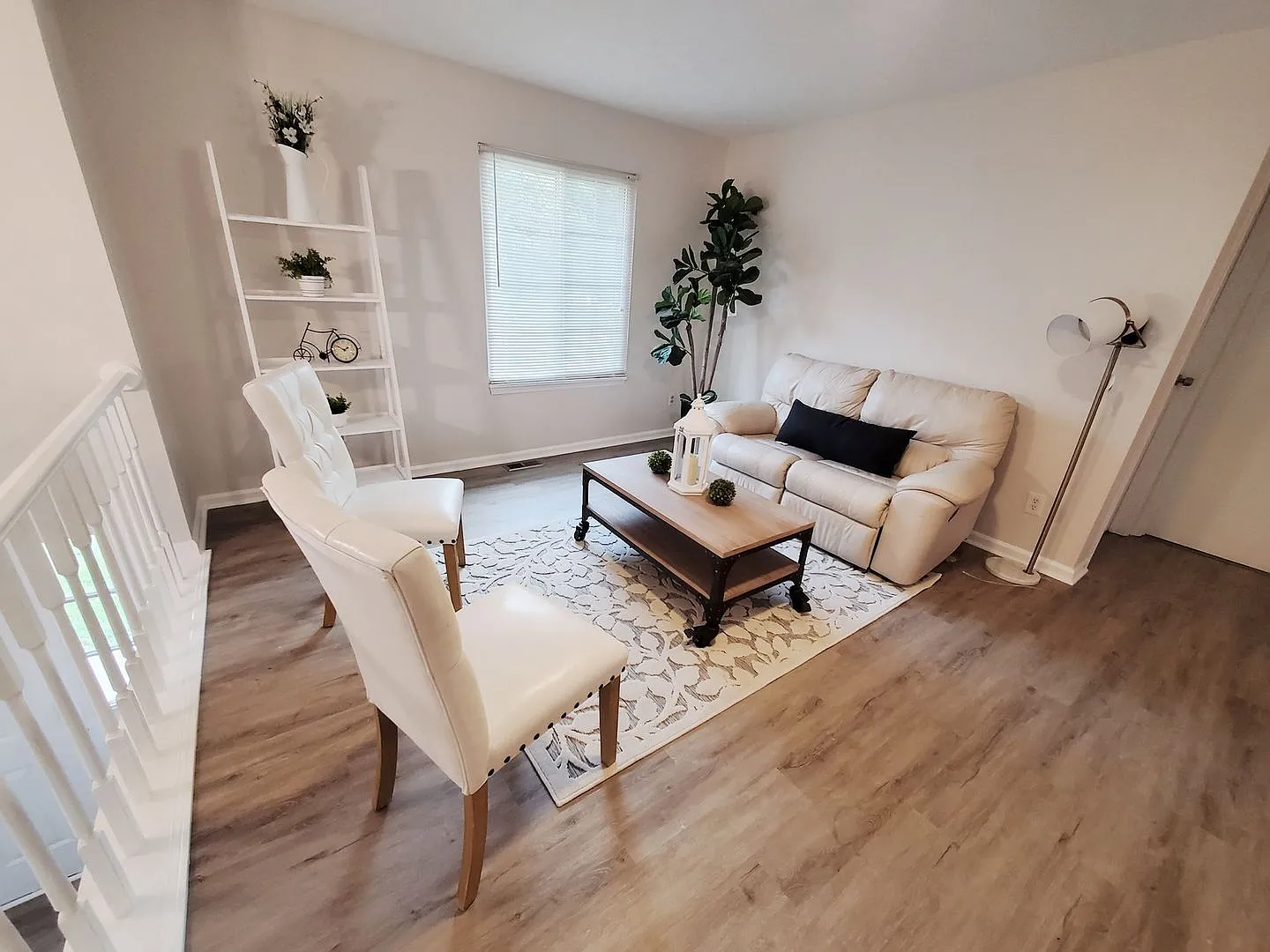 Room in 6 Bedroom Home at Henslowe Dr — Photo 3