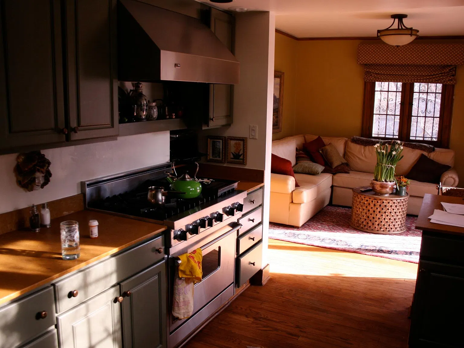 4 bed, 2500 sqft, $4,200 — Photo 4