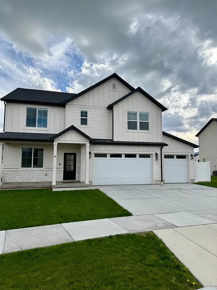 4 bed, 2.5 bath, 2650 sqft, $3,500 — Photo 1