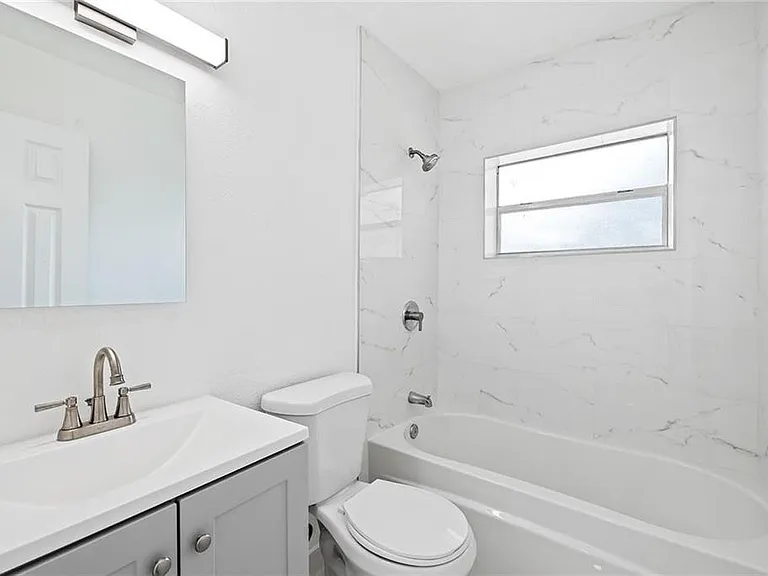 583 NW 17th Pl — Photo 6
