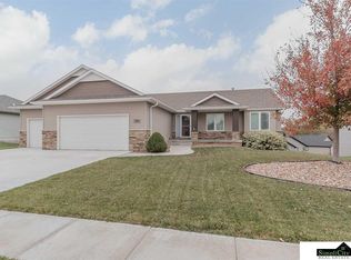 914 Autumn Rd, Hickman, NE 68372