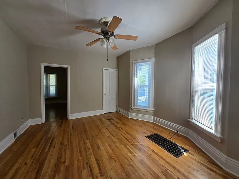 235 Henrietta St — Photo 6