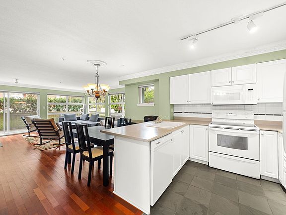 3rd image of 2815 Yew St #104