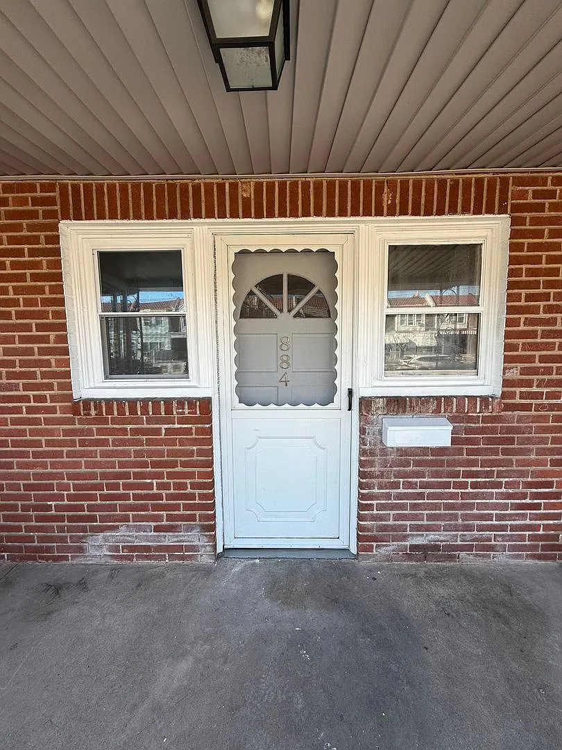 Newly Renovated 3BR with Front Porch Available Oxford Circle Area! — Photo 2