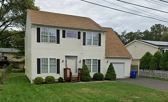 4 bed, 2.5 bath, 2340 sqft, $4,800 — Photo 1
