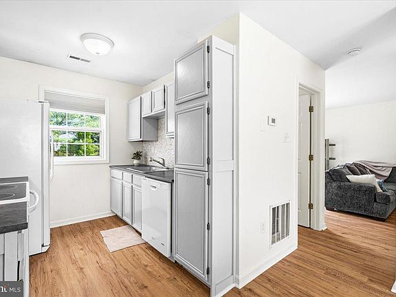 5th image of 18 Robindale Dr