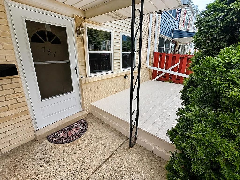 3 bed, 1.5 bath, 1402 sqft, $2,300 — Photo 3