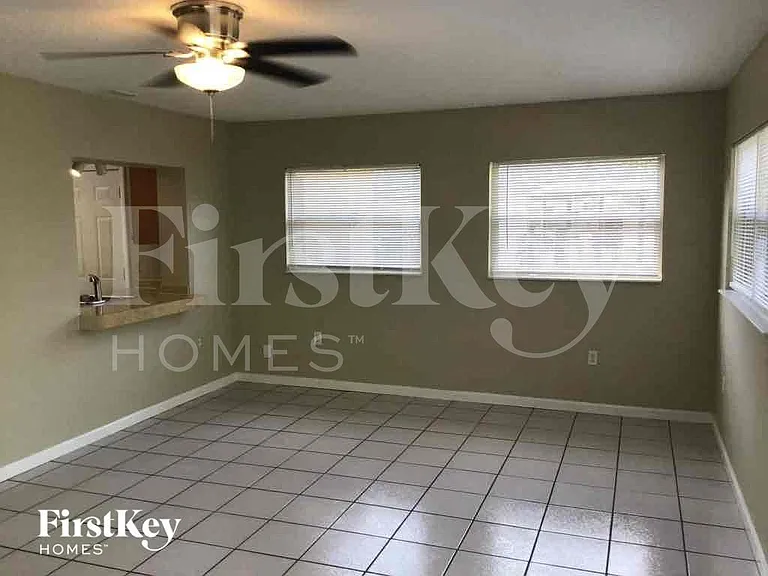 613 Brittany Ct — Photo 4