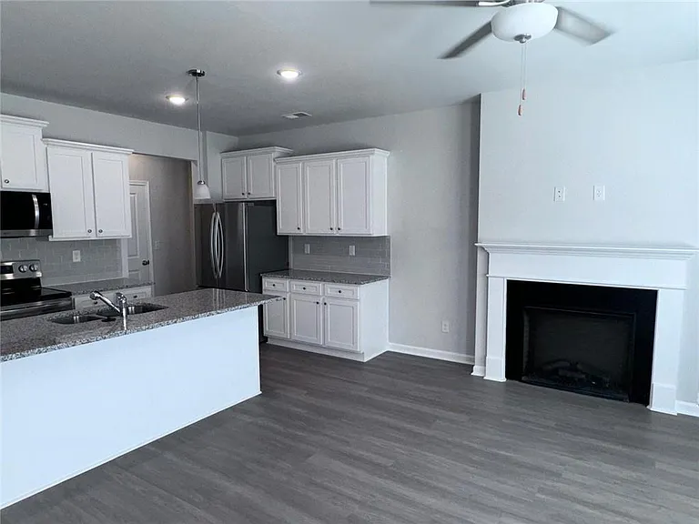 2618 Swan Lake Dr — Photo 2