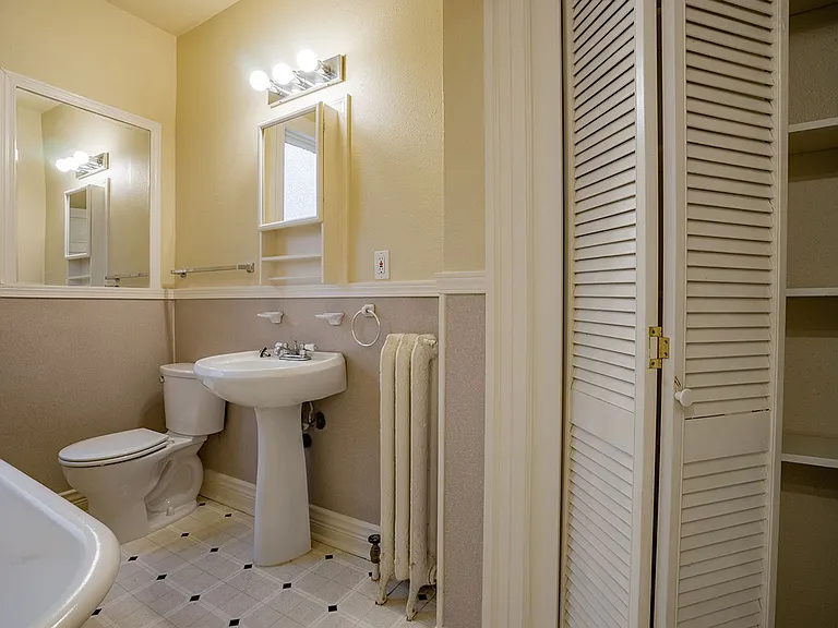 Alexander Apartments — Photo 13