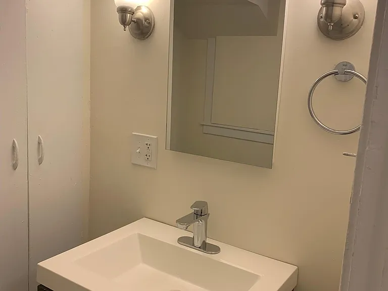 1045 W Barry Ave — Photo 3